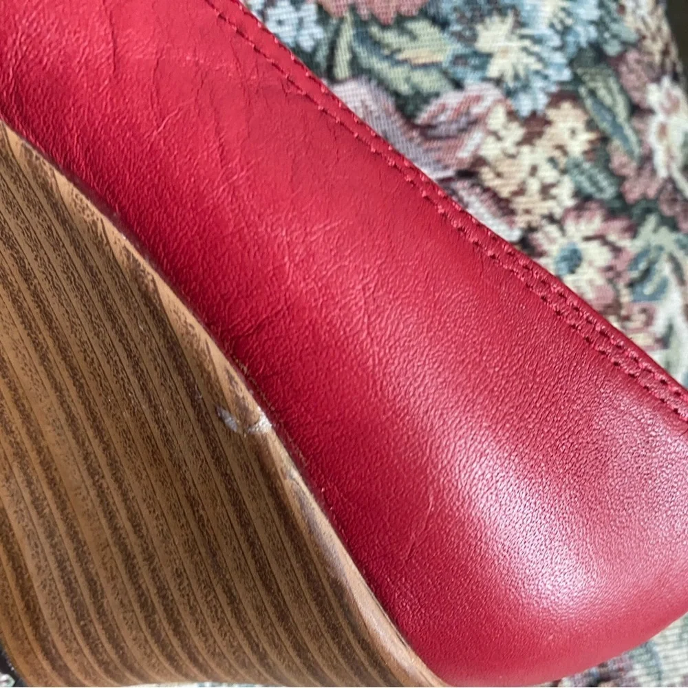 Crocs A-Leigh Leather Red Close Toe Wood Tone Stacked Platform Wedge Shoes 7W